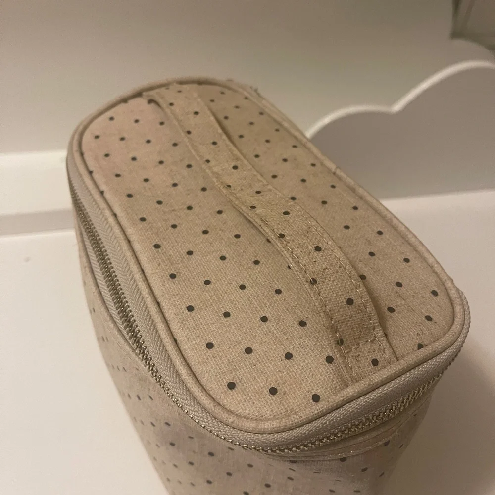 Kate spade beautiful lunchbox out to lunch in the front.with gold zipper